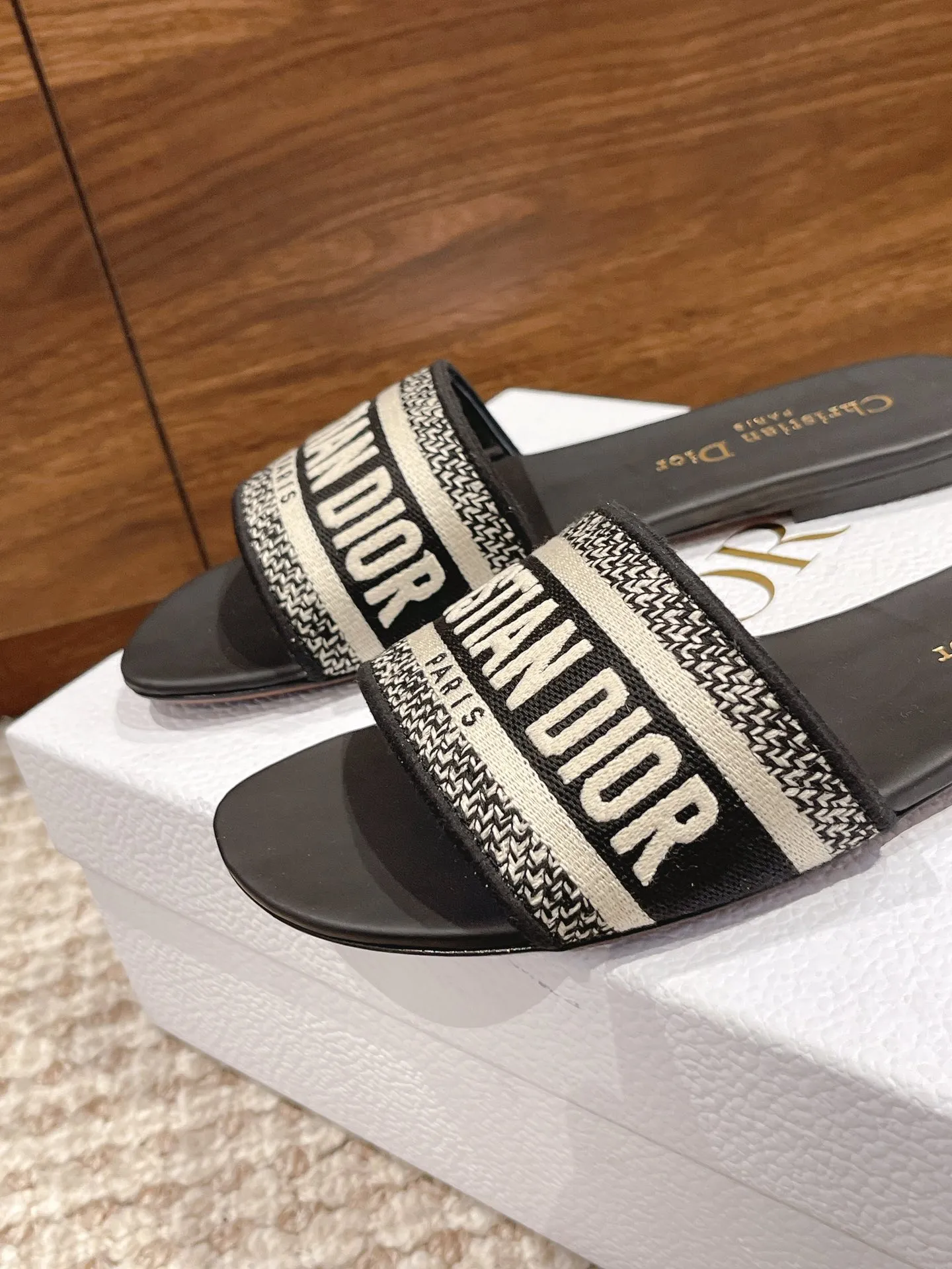 👟👟Ex-factory price 360👟👟 Dior slippers CD•Dior women's presbyopic embroidered leather-soled slippers ✅Christian Dior has always been synonymous with magnificence and elegance, and has always been at the top of the fashion palace. Of particular note: the embroidered pattern on the sole, which reproduces one of Christian Dior’s cherished symbols. ✅Original pattern packaging ✅Upper: selected embroidered cotton ✅Inner lining: imported sheepskin ✅Outsole: original genuine leather sole ✅Number of codes: 35-40 (40 41 42 custom-made are not returnable)